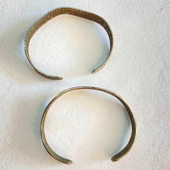 Two Wavy Cuff Bracelets Tarnished Silver Tone Ornate Etchings - Picture 3 of 10